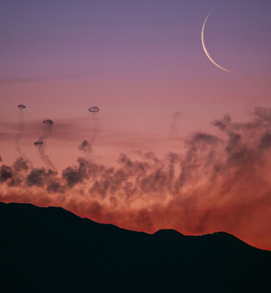 La Lune et les anneaux de fumée du Mont. Etna