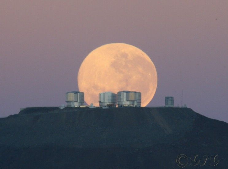 Paranal Moonset