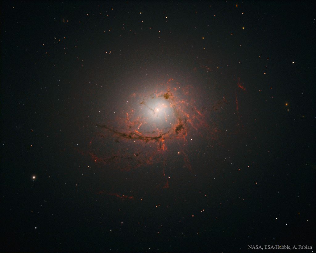 NGC 4696 - Filaments autour d'un trou noir