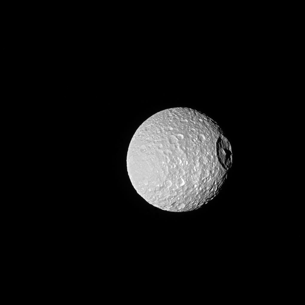 Mimas, cratere et montagne