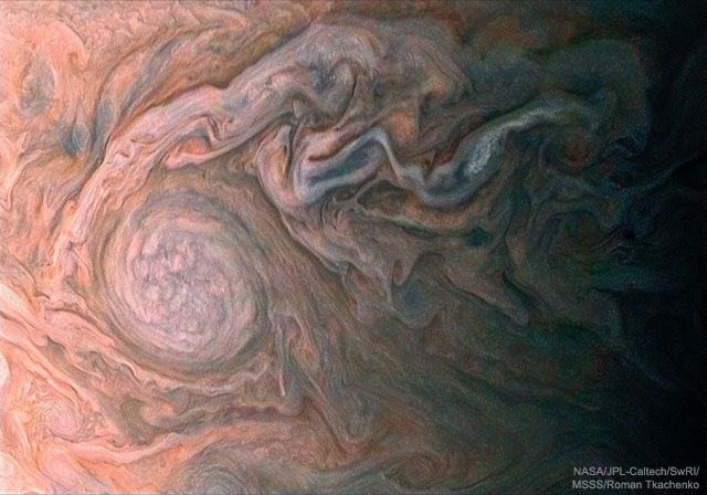 Un nuage ovale blanc sur Jupiter, par Juno