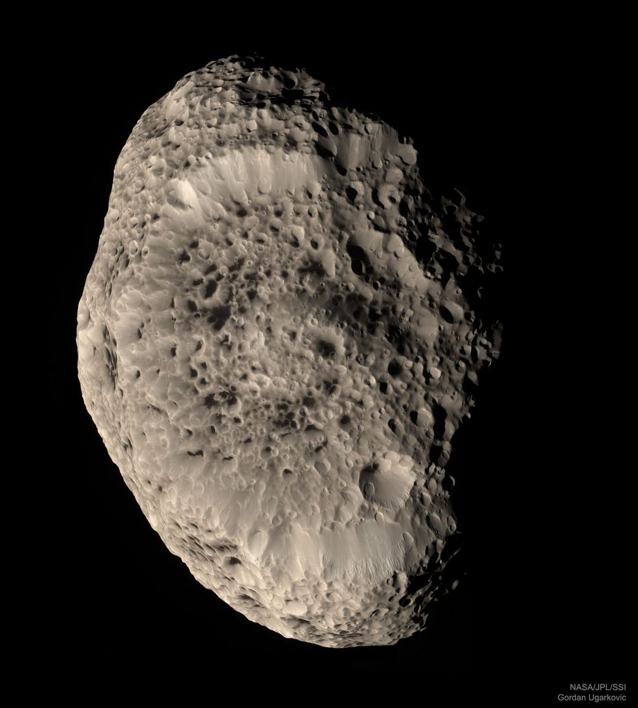 Hyperion, lune de Saturne, en couleurs reelles