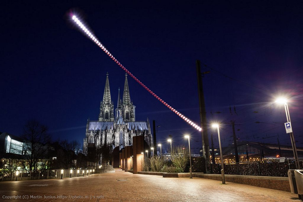 Eclipse lunaire au-dessus de la cathedrale de Cologne