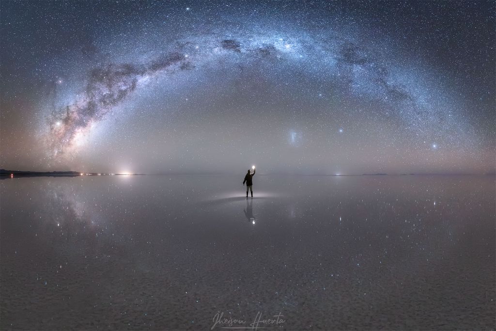 Reflet du ciel nocturne par le plus grand miroir au monde