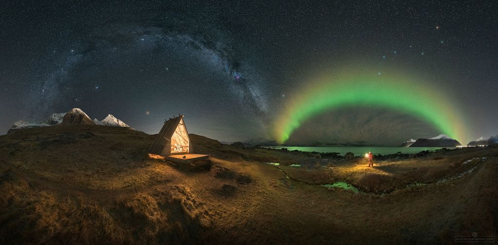 Arche traverant le ciel arctique