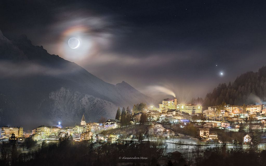 A Lunar Corona with Jupiter and Saturn