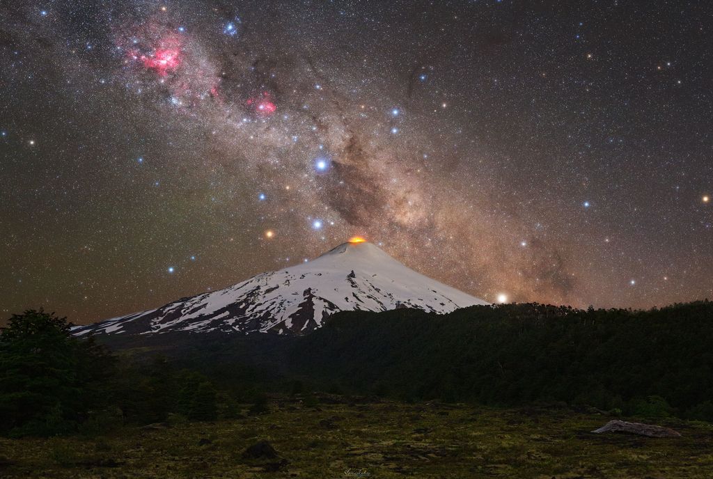 La Croix du Sud au-dessus d'un volcan chilien