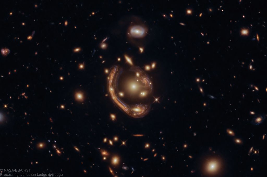 Un anneau d'Einstein et une galaxie fondue
