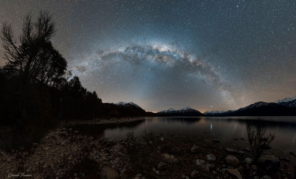 Galaxie au bord du lac