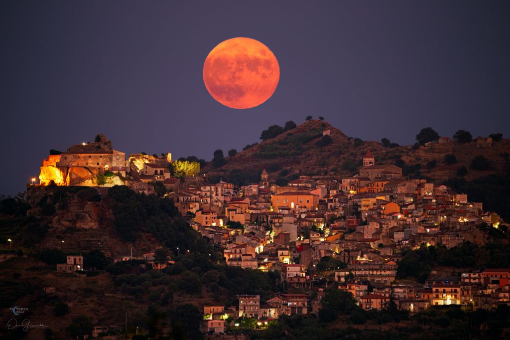 Lune des Moissons au-dessus de la Sicile