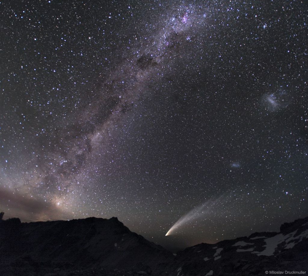 Trois galaxies et une comète