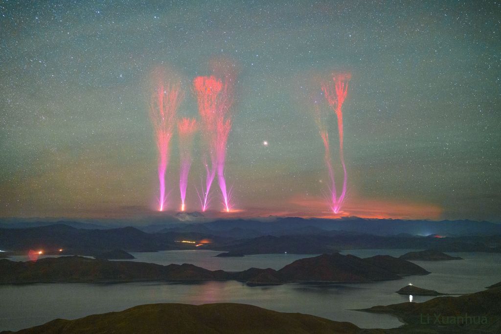 Jets gigantesques au-dessus des monts himalayen