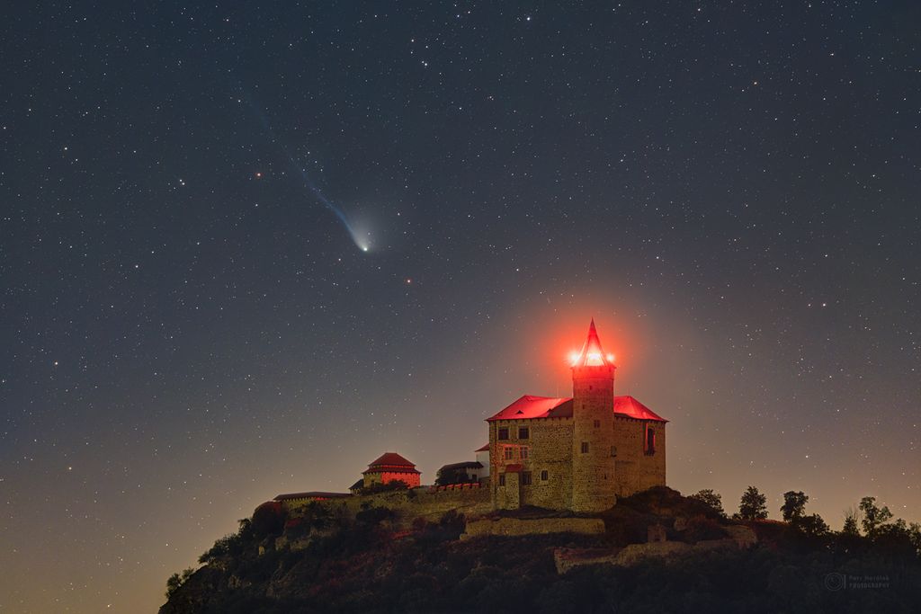 Comète Olbers au-dessus du château de Kunetice